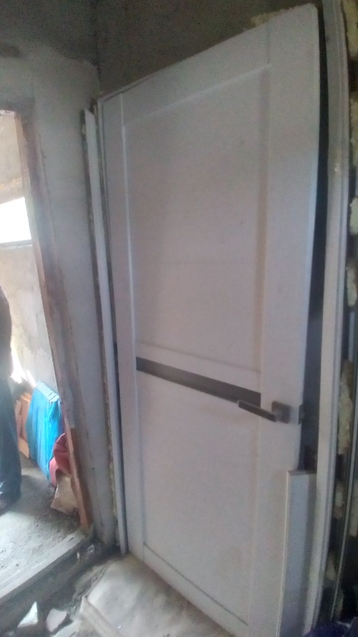 Продам выходнои и меж комнатную двери