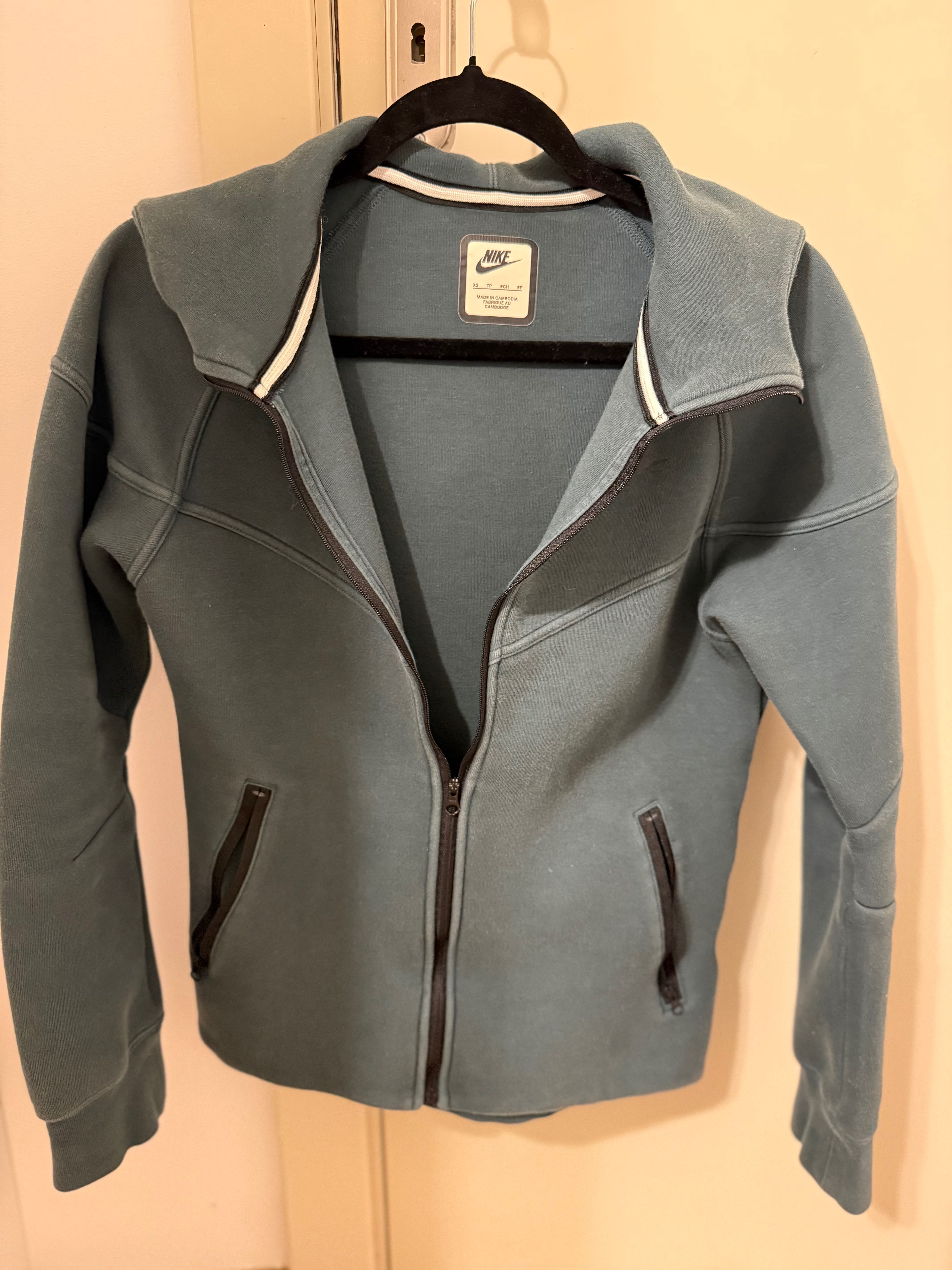 Nike Sportswear Tech Fleece горнище в отлично състояние, оригинално