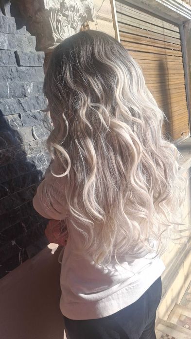 Perucă – blond argintiu ombré, ondulații lejere