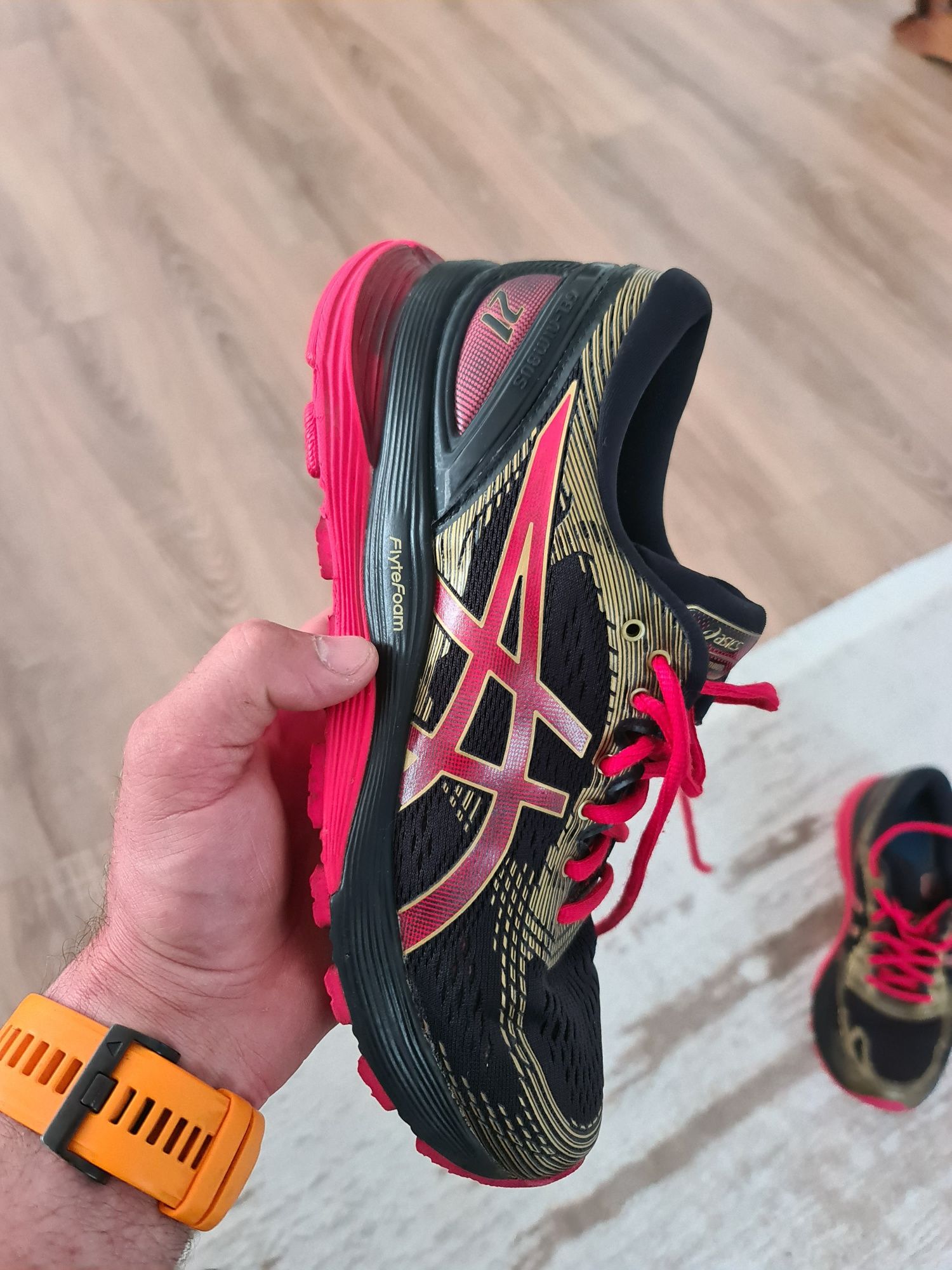 Adidasi asics gel nimbus ca sí noi