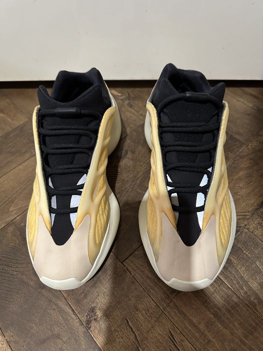 Yeezy x Adidas 700 v3 mono safflower
