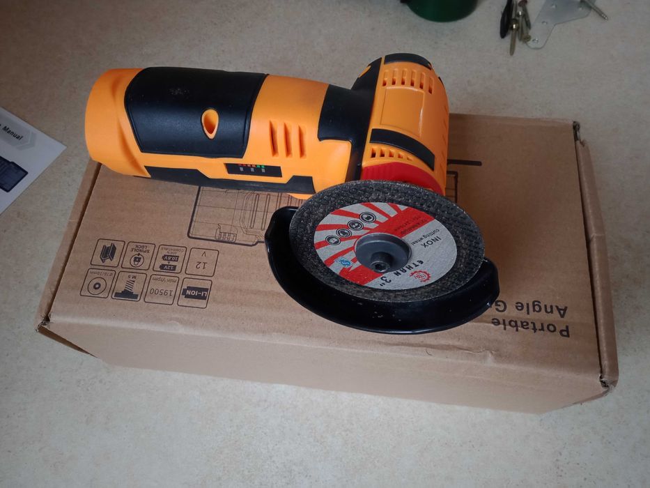 мини болгарка, аккумуляторная, зарядка в комплекте.