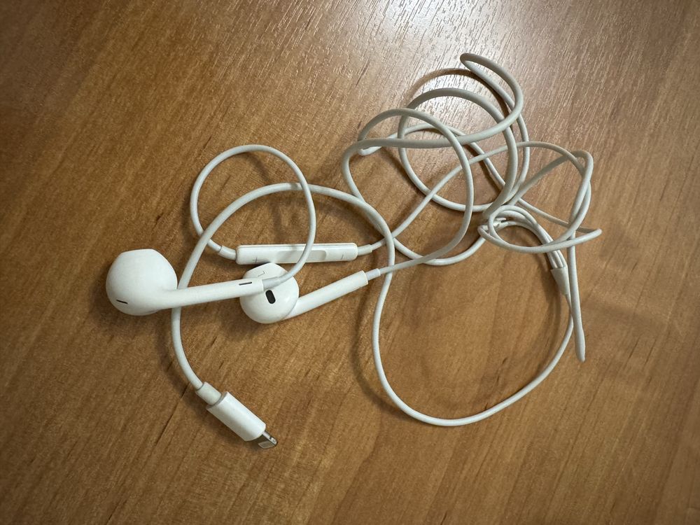 iPhone X, AirPods, MagSafe