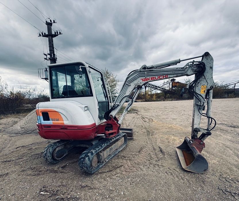 Vând miniexcavator Takeuchi 230