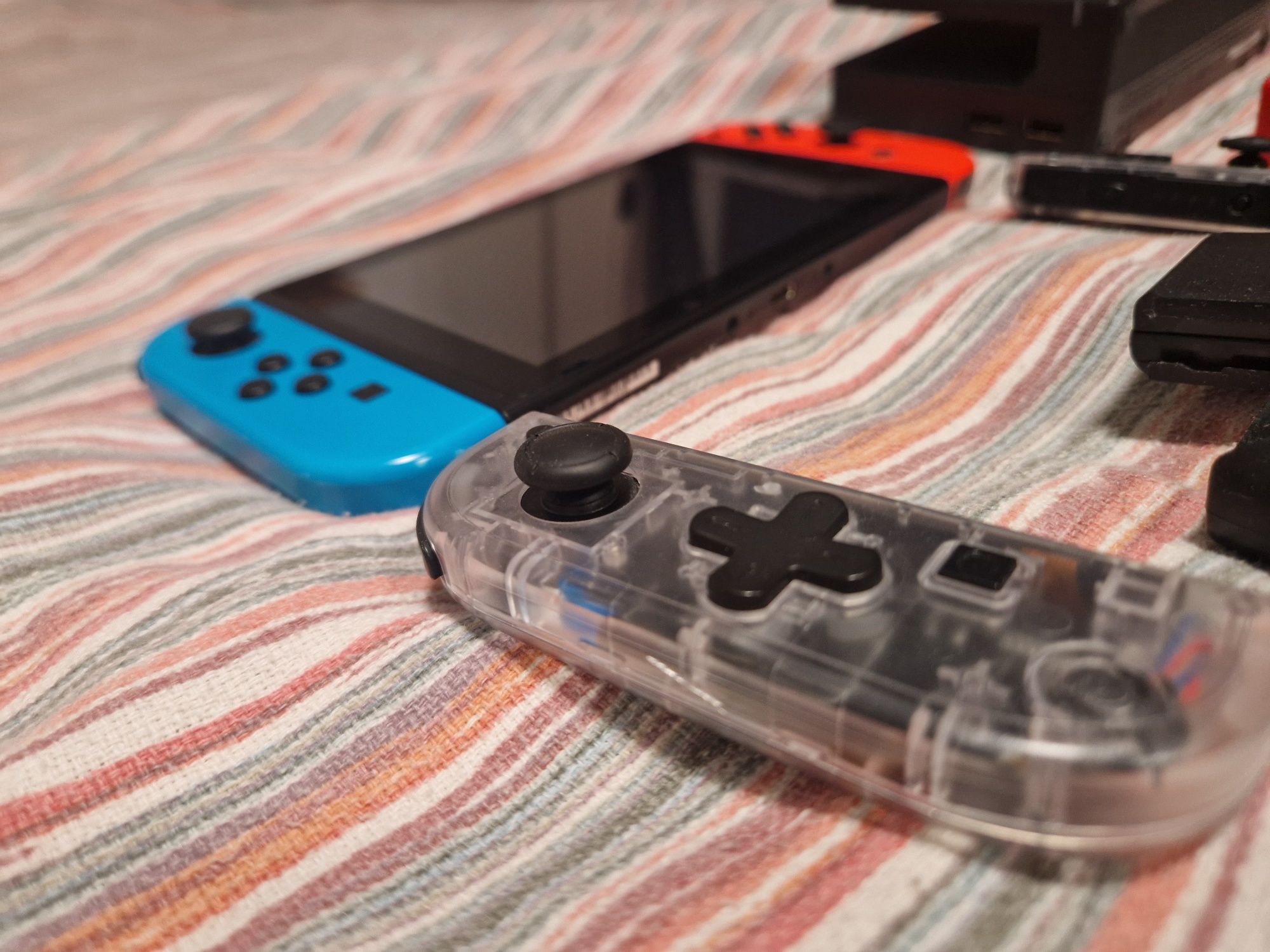 Продавам Nintendo switch с 2 JoyCons