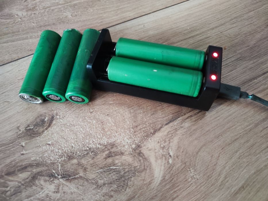 Acumulatori 186500 + încărcător XStar MC2 smart charger