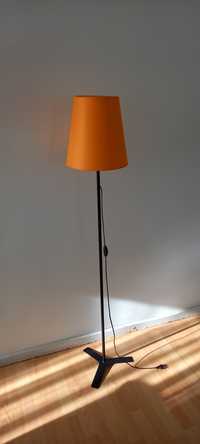 Лампион с конусовиден оранжев абажур.