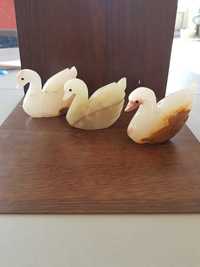Лебеди и яйца изработени от оникс