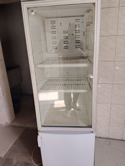 Продам холодильник с нижней морозильной камерой б/у.