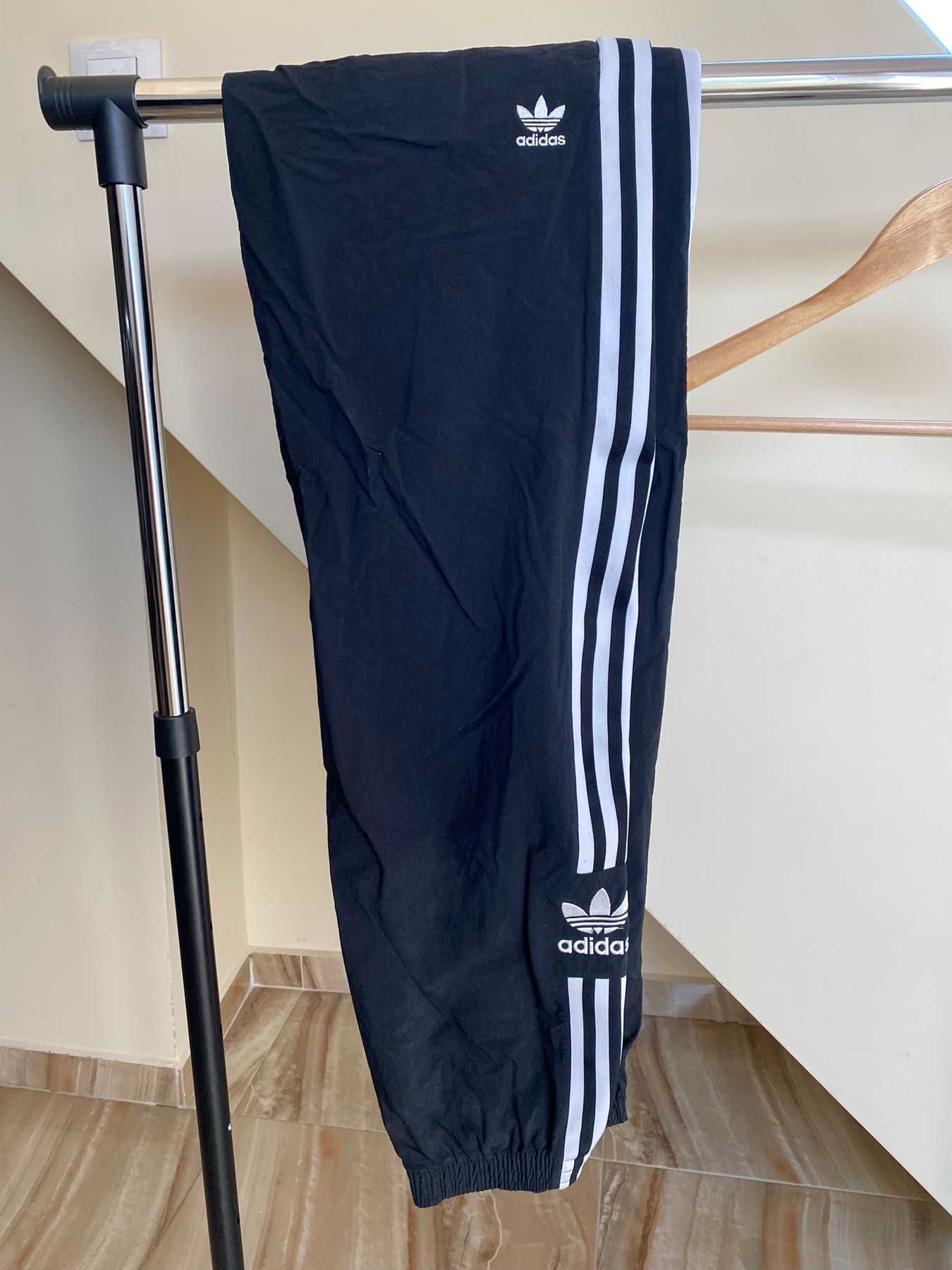 Спортен Екип Adidas Original L размер Без забележки/ Винтидж анцук