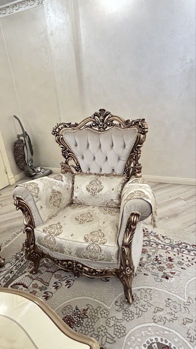 Диван из настоящего дерева, обработка лаком