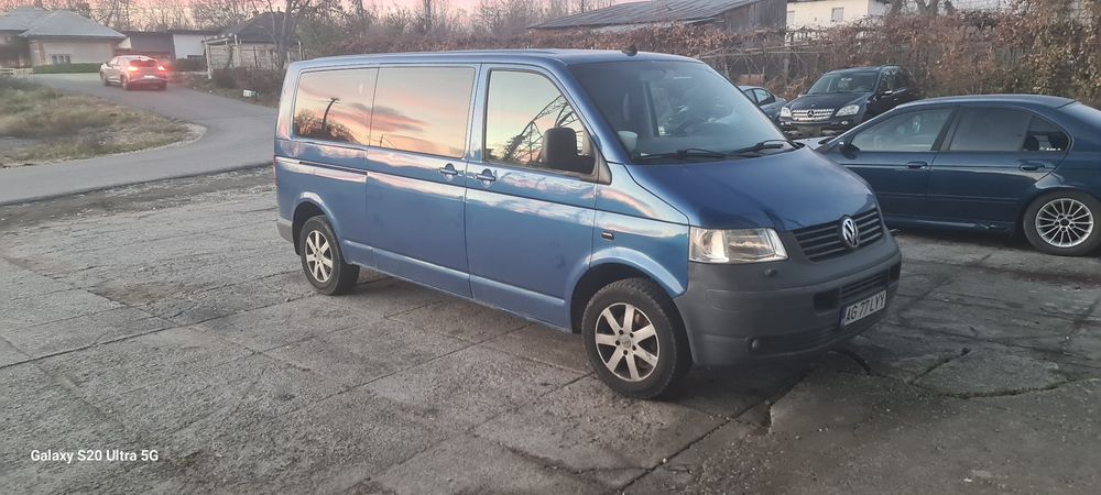 Vând volkswagen transporter T5 8+1 2005