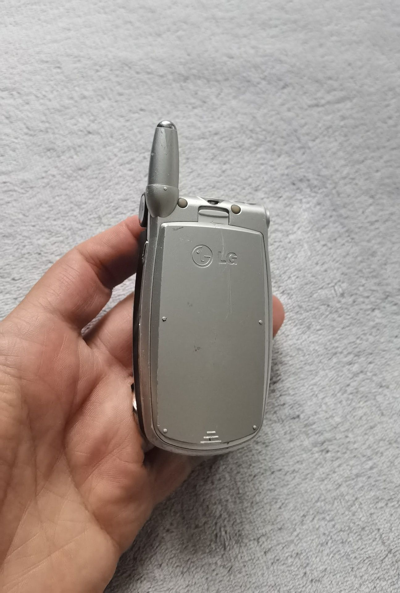 LG G7100 un telefon mai RAR