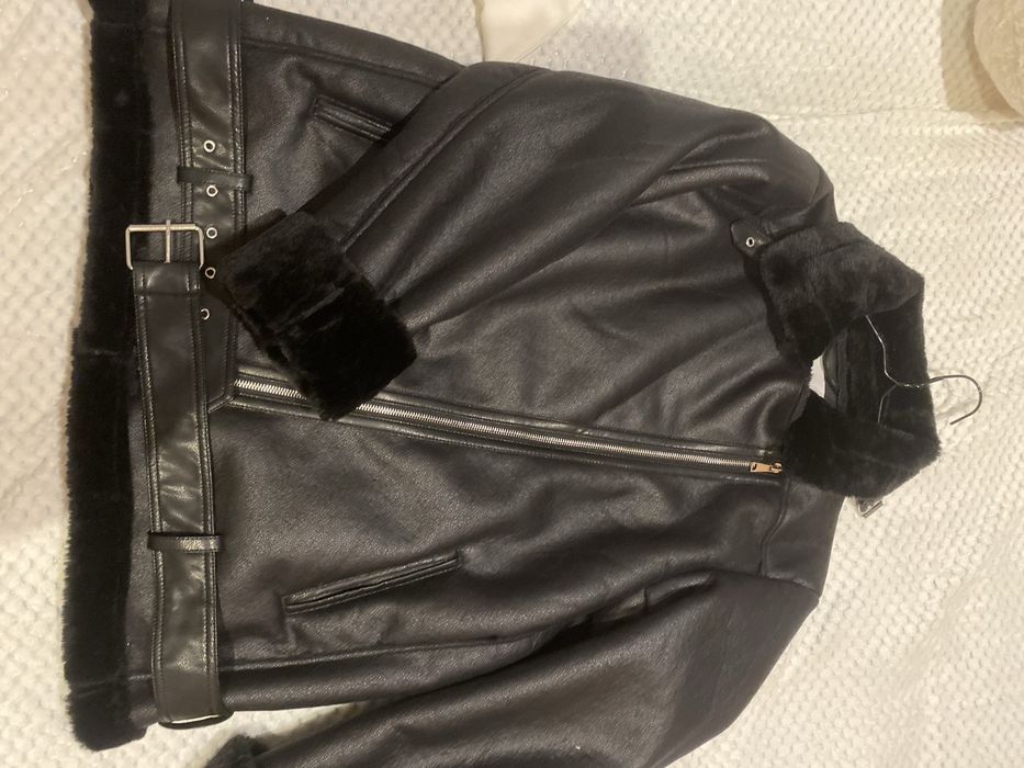 Елегантно кожено яке в черен цвят, с пухкави елементи и вътрешна част!
