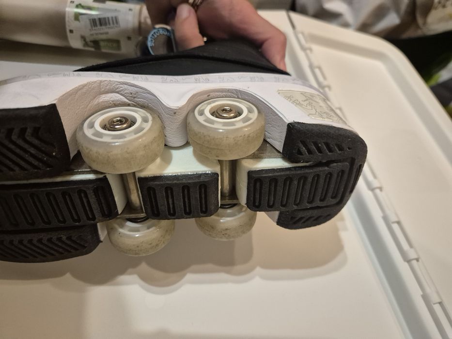 Adidasi  negri cu role