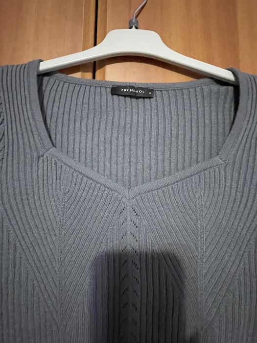 Pulover gri Trendyol, bluza portocalie Shein, pulover roz Koton S