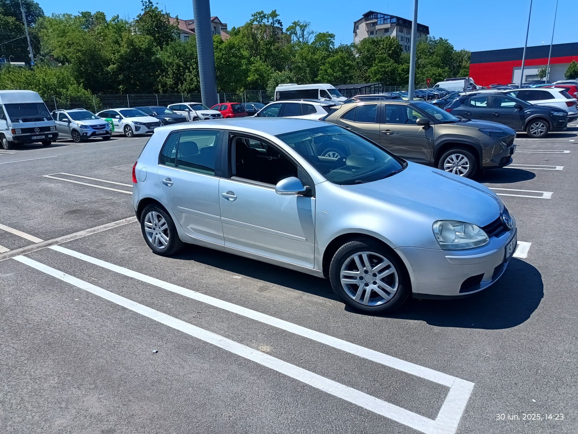 Vw golf 5  1.6  mpi benzina  102 cp + gpl