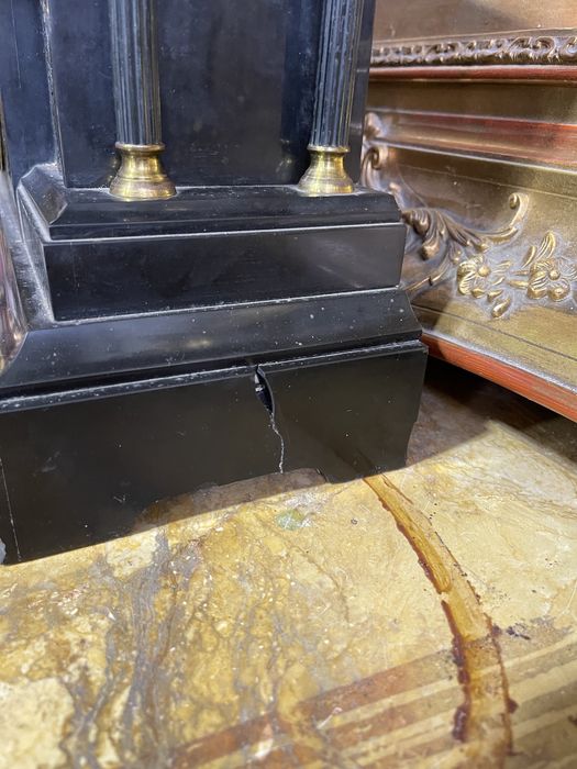 Ceas mecanic de semineu din marmura cu doua sfeșnice