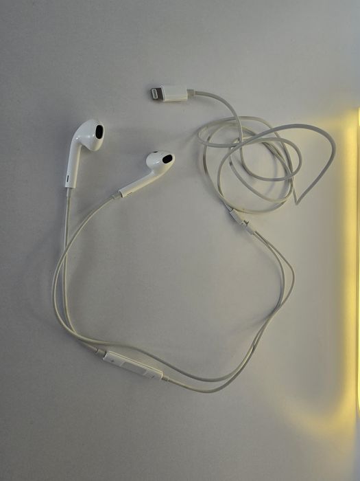 Слушалки Airpods със Lightning кабел