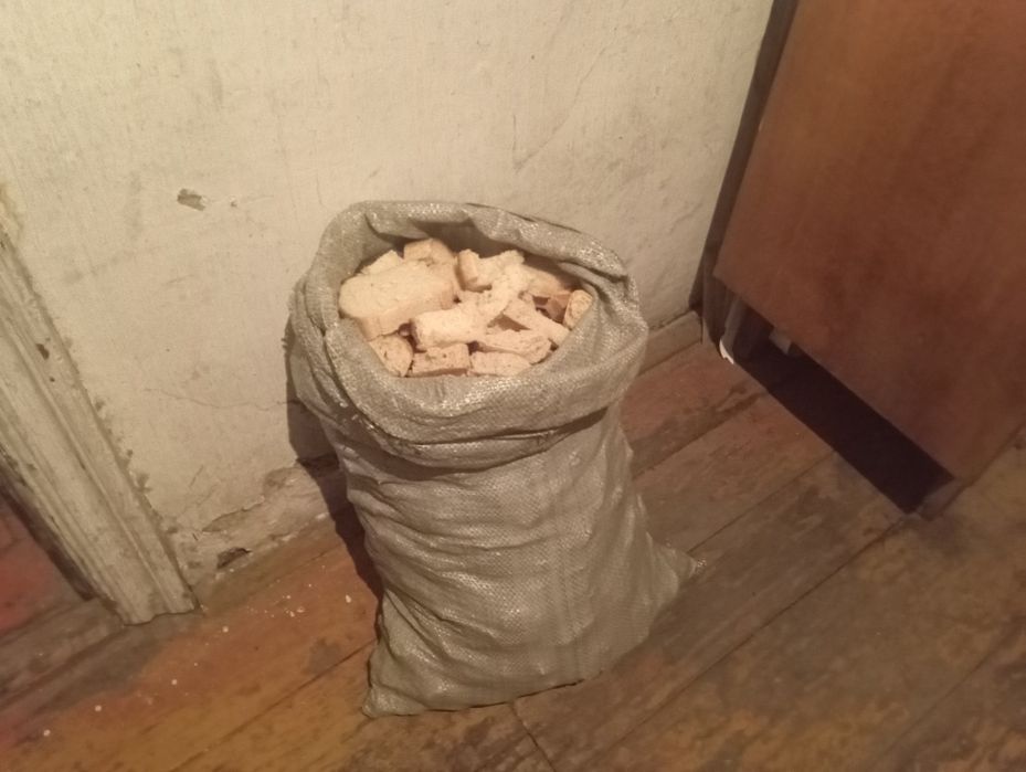 Мешок сухого хлеба отдам бесплатно.