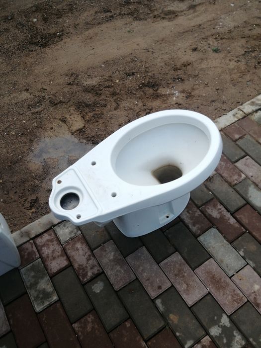 Продам б/у унитаз под строительство.