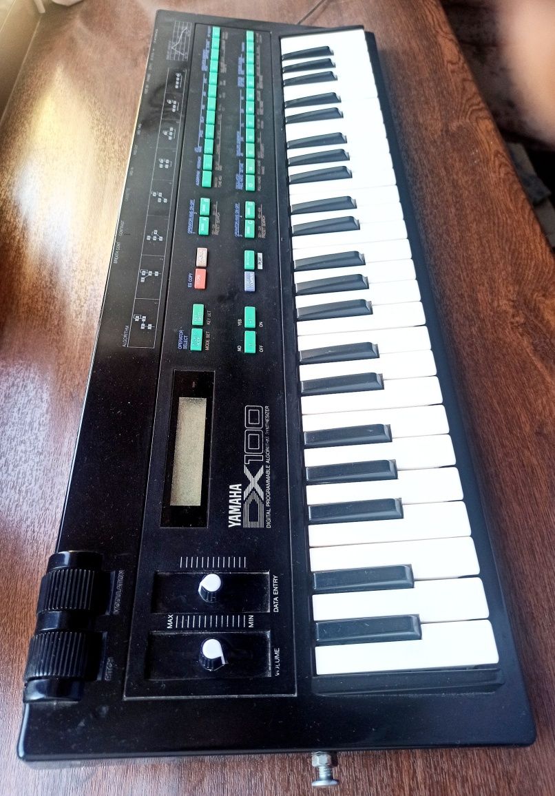 Legendarniy Yamaha DX 100 sotiladi.