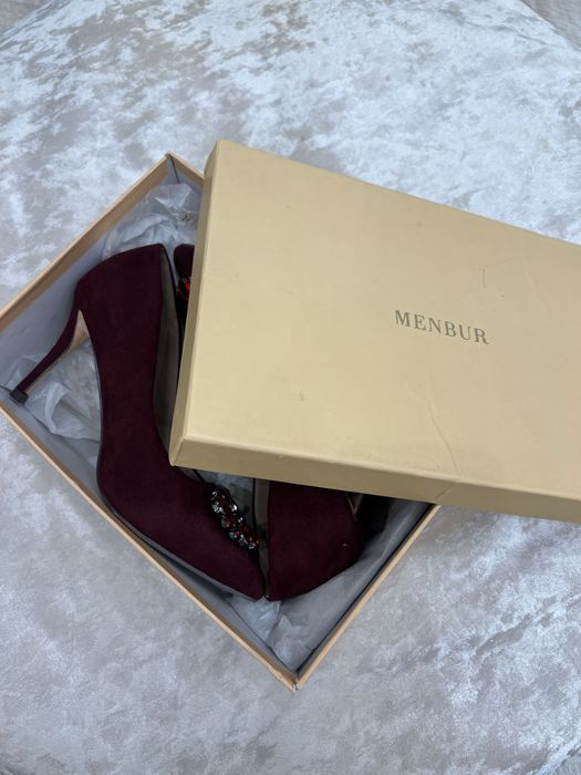 туфли от бренда «MENBUR»