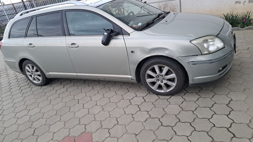 Vând Toyota avensis
