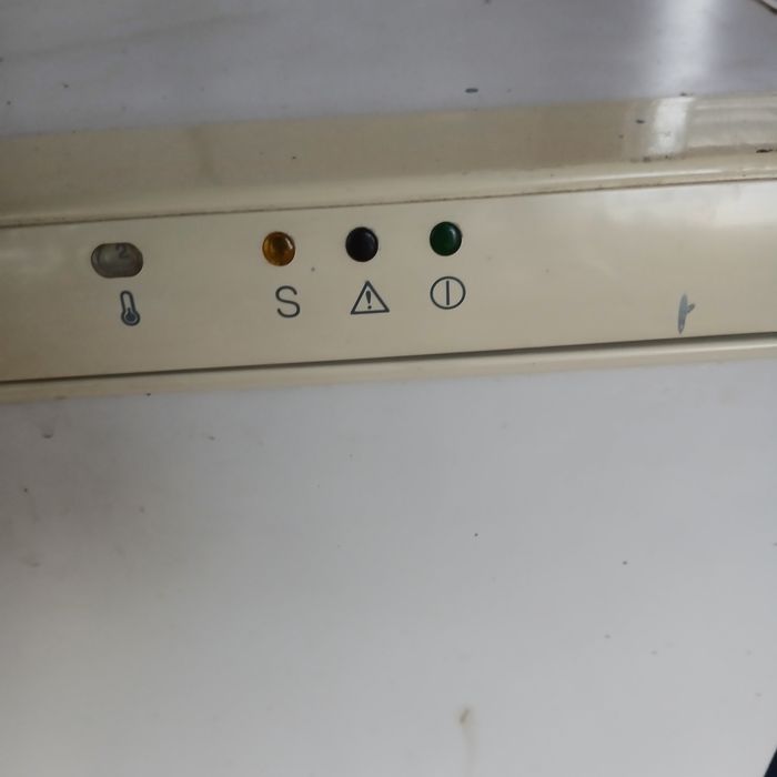 Продавам малък 80л.Фризер