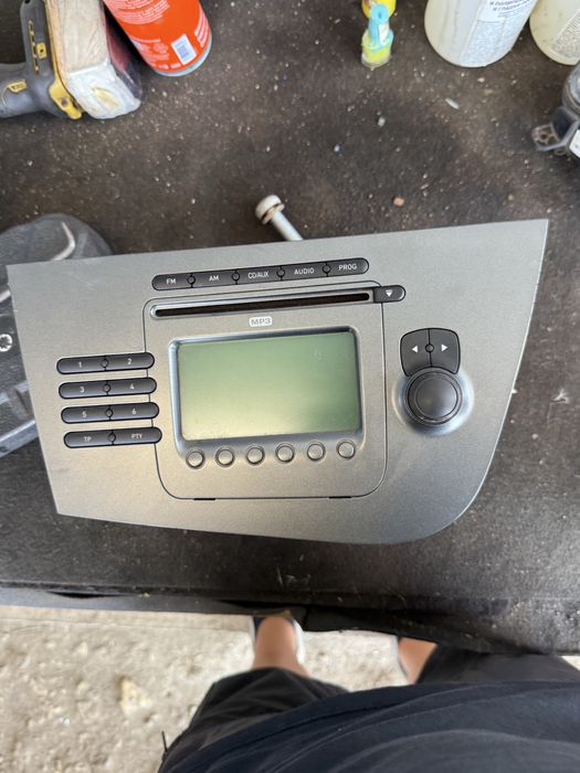 Продавам ориг радио Cd Mp3 VW Seat leon 1P1035186B касетофон медия