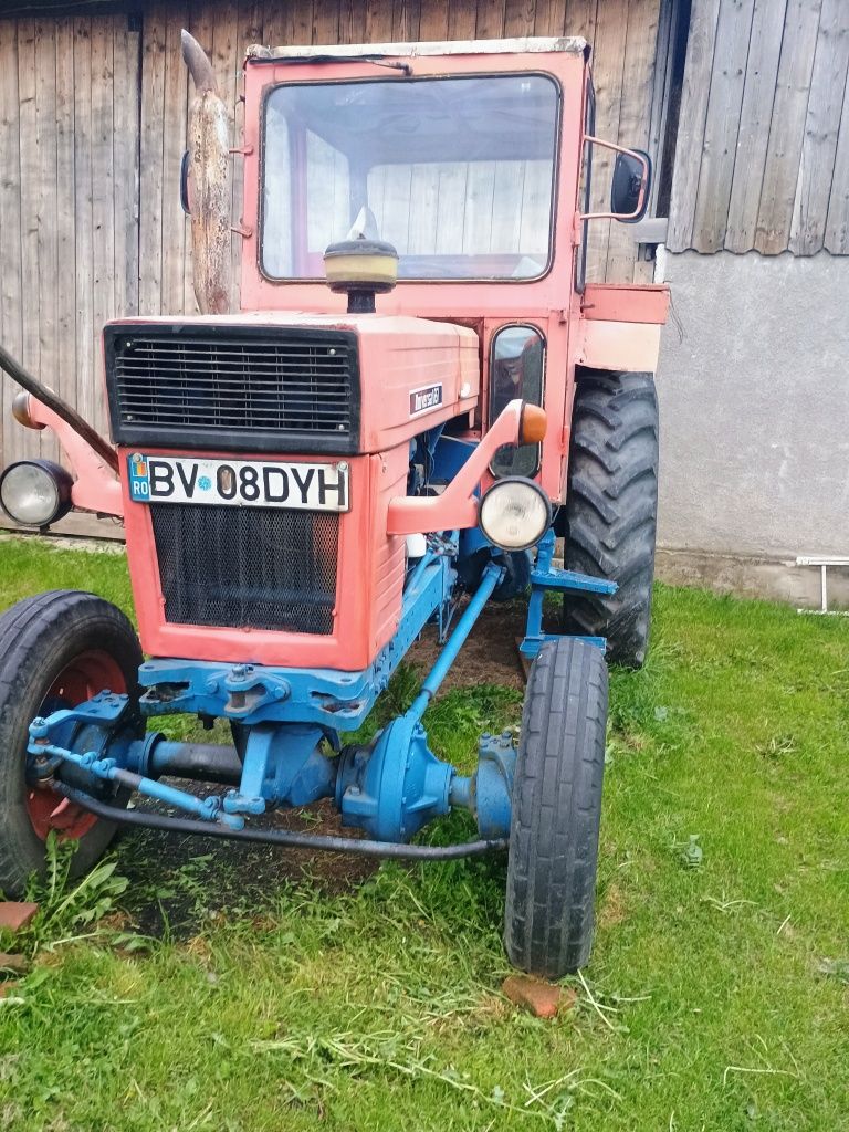 Vând tractor 651