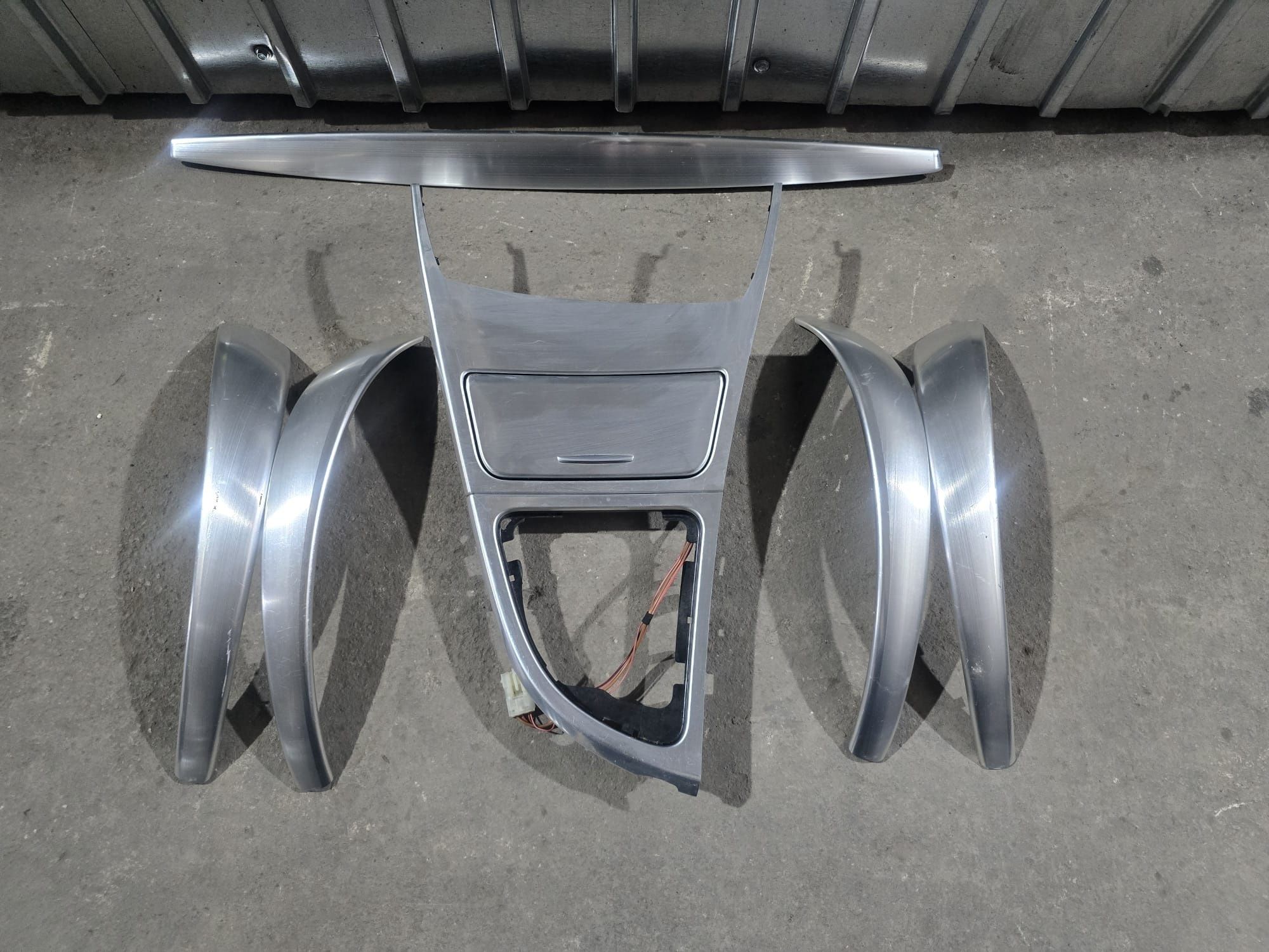 Ornamente bord și uși trimuri BMW seria 1 e87 metalice.