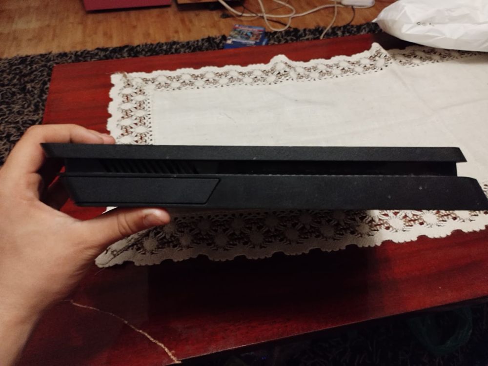 Vând playStation 4 slim