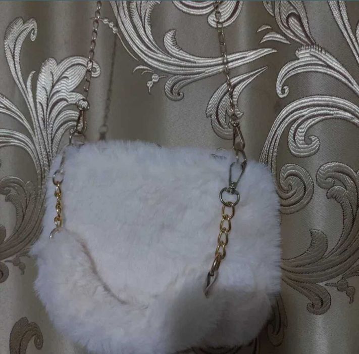 Geantă blană artificială cu lănțișor