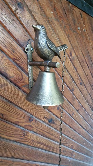 Чугунена камбана с декорация пиленце.