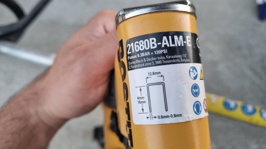 Capsator pneumatic automat