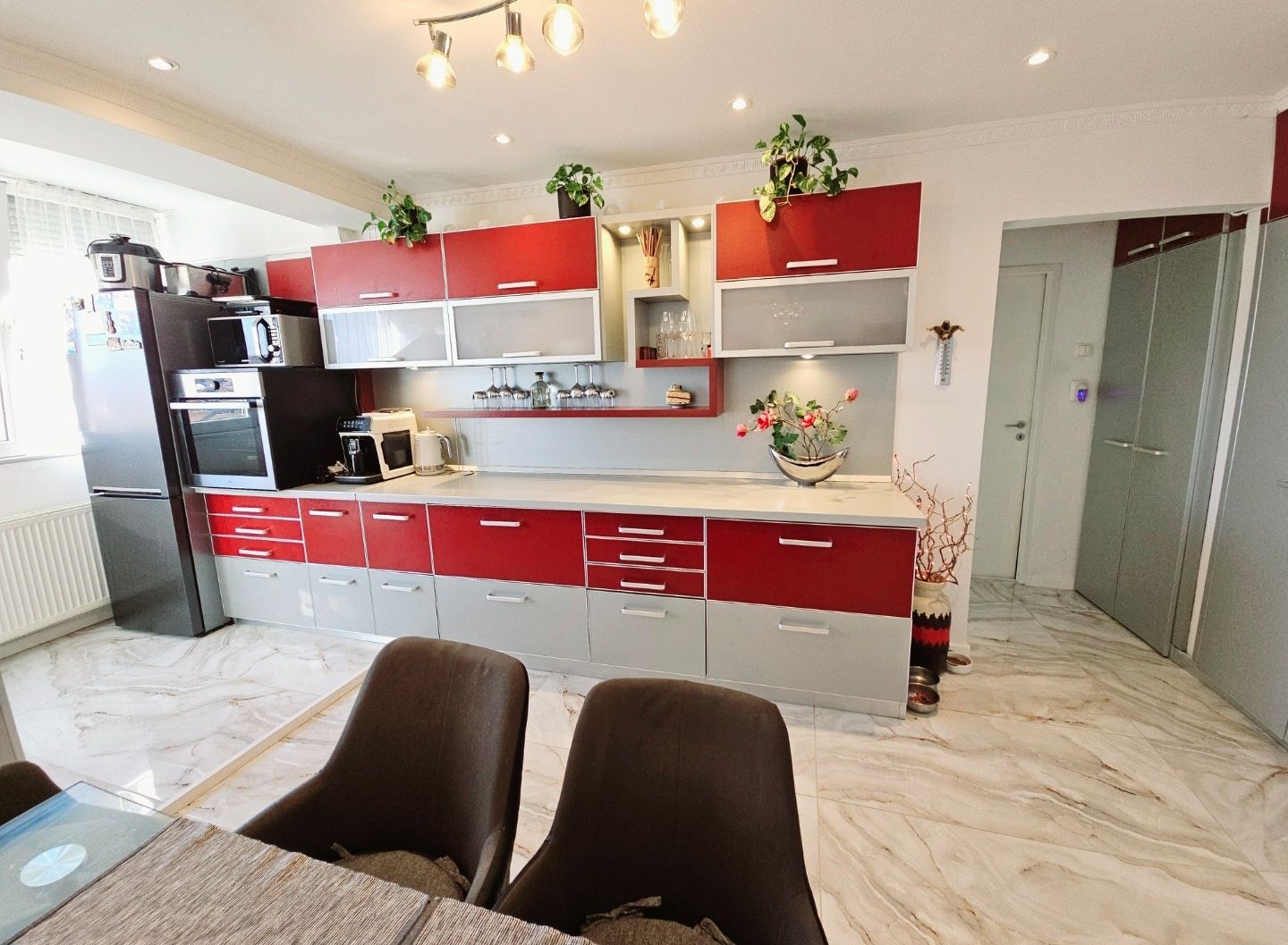 Apartament ,modern ,modificat ,mobilat,cu priveliste superba. Rogerius