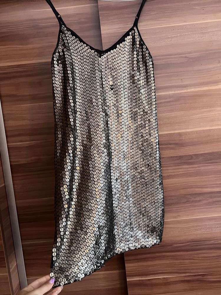 Rochie Pull and Bear cu paiete aurii xs