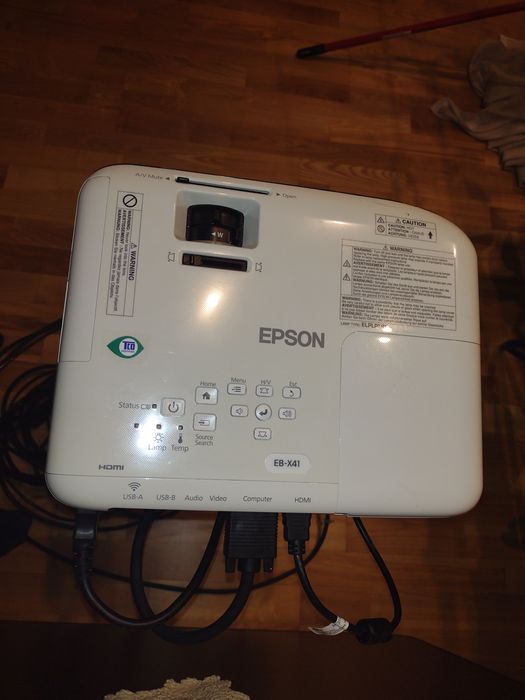 Videoproiector Epson EB-X41 cu suport de prindere și cabluri de 10 m