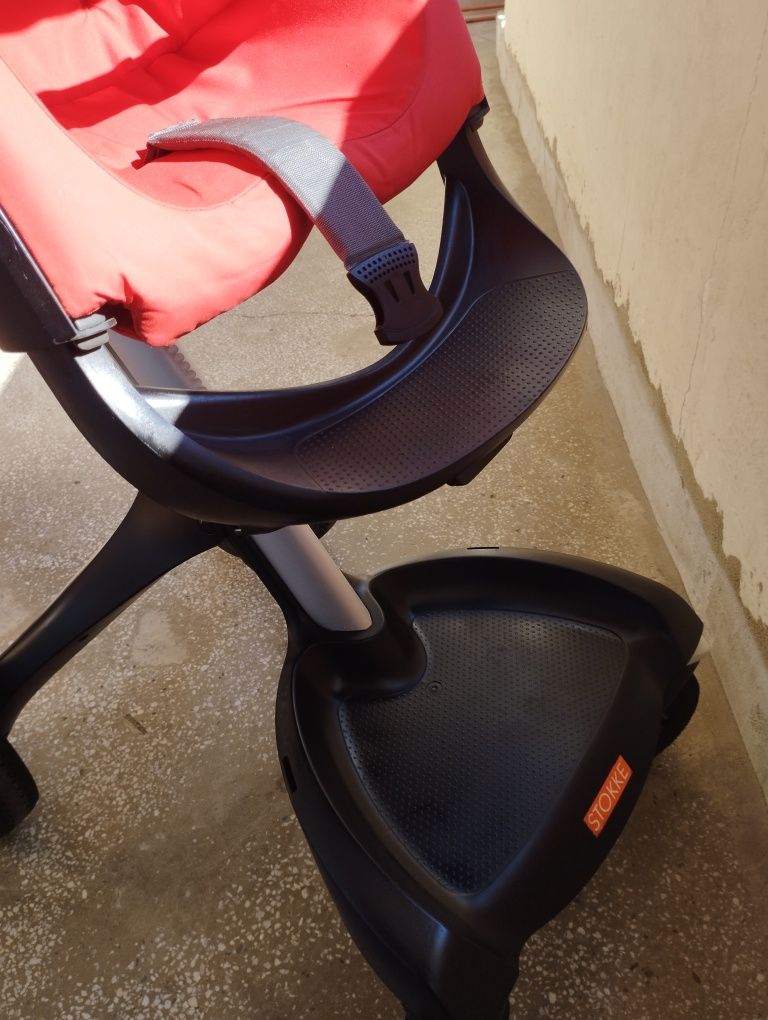 Vând cărucior stokke v5 cu landou și parte sport