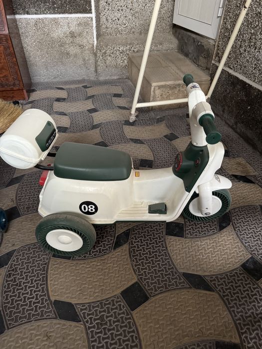 Elektroniy motosikel v xoroshem sostoyaniye ne dorogo