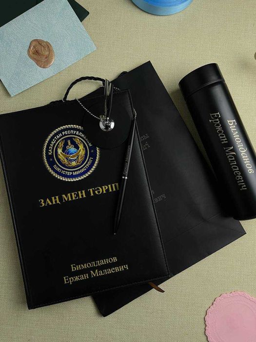 Именные подарочные наборы с гравировкой | Папка, термос, ручка