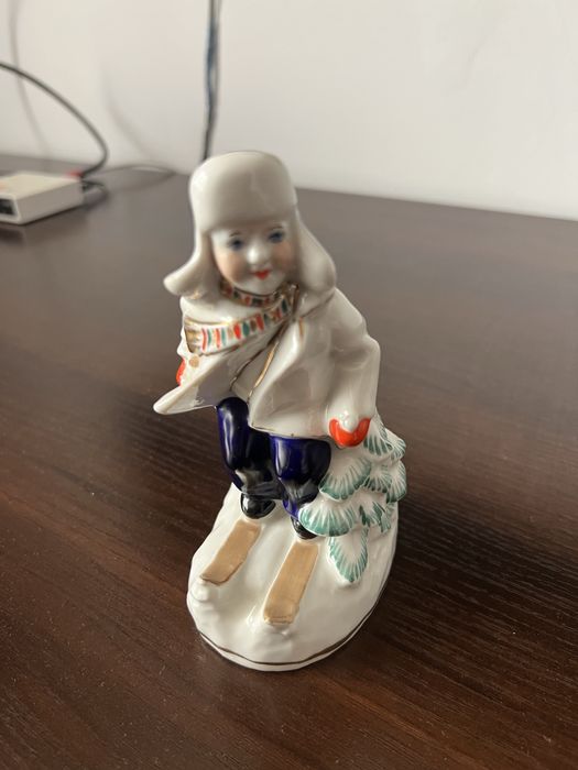 Статуэтка “Мальчик на лыжах”