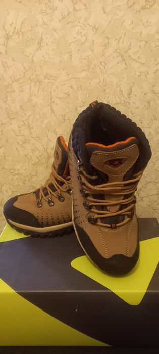 Продам женские зимние кроссовки