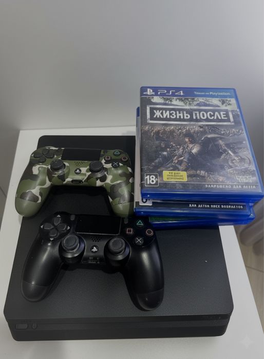Продажа playstation 4 slim , с двумя джойстика и играми