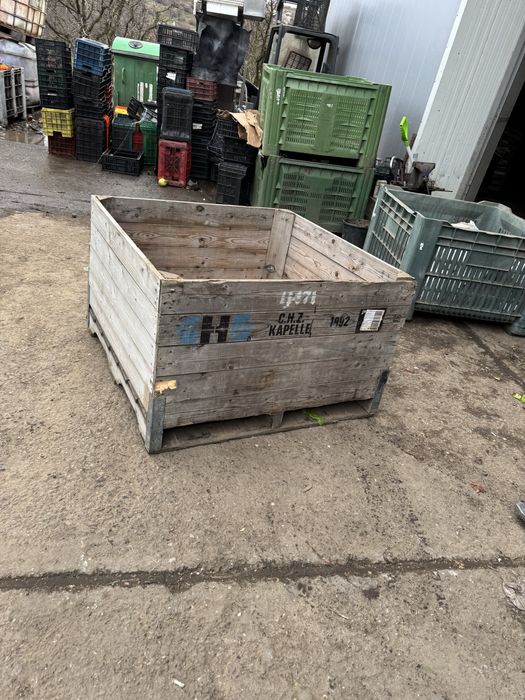Vand containere de lemn