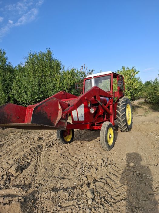 Tractor cu cupa de incarcare