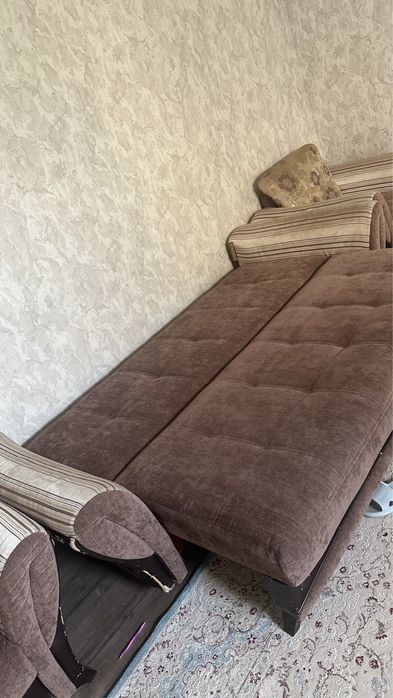 Диван и два кресла.