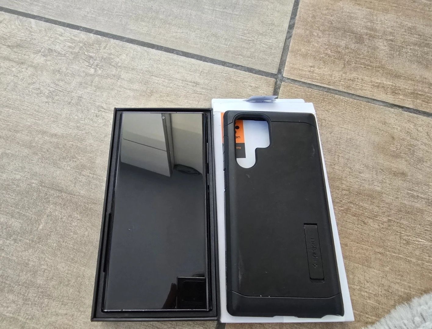 ТОП Samsung Galaxy S22 Ultra, 128gb, черен + протектор Spingen