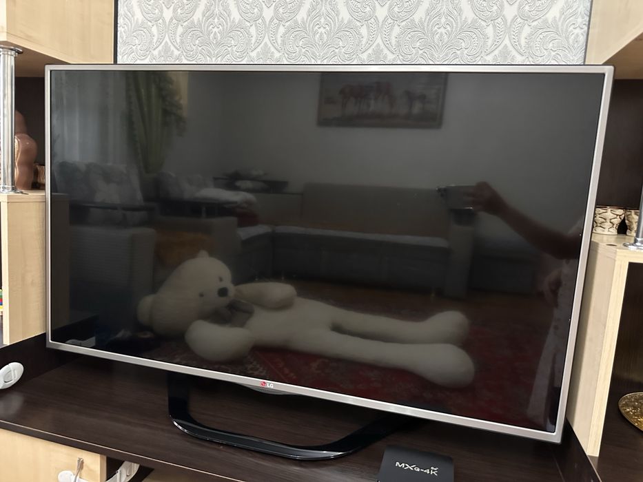 Продас телевизор LG 47LA615V